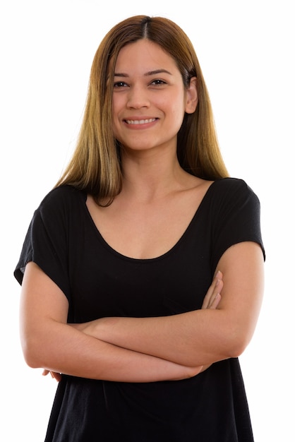 joven mujer feliz sonriendo con los brazos cruzados