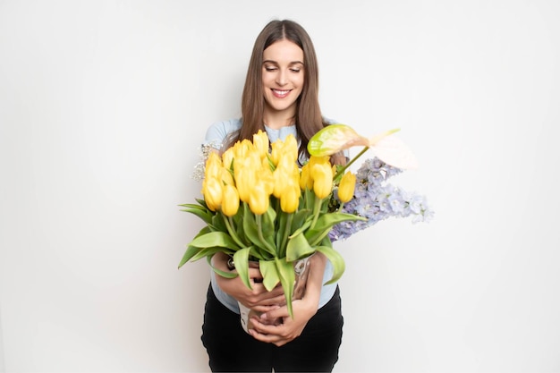 Joven mujer feliz sosteniendo flor diferente floristería con flor
