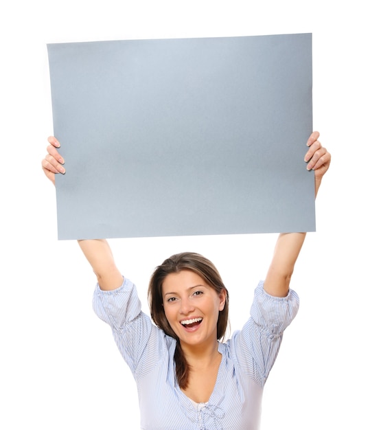 Foto una joven mujer feliz sosteniendo una pancarta sobre fondo blanco.