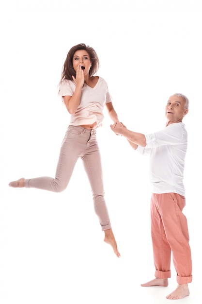 Joven mujer feliz y su padre anciano