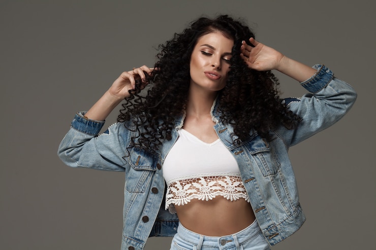 Foto joven mujer feliz con el viento en el pelo. foto de estudio