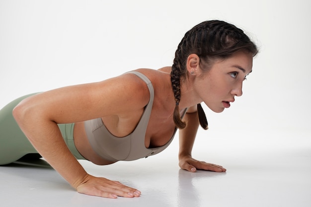 Joven mujer en forma entrenando para culturismo