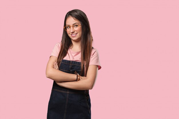 Joven mujer fresca cruzando los brazos, sonriendo