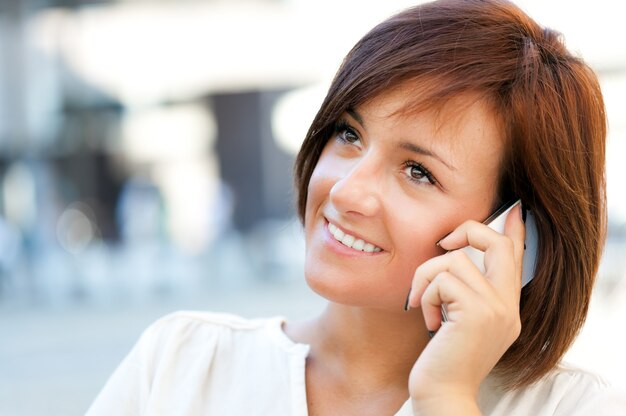 Foto joven mujer hablando en el teléfono