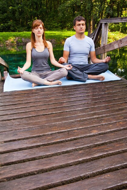 Joven, y, mujer, hacer, yoga, en, jardín