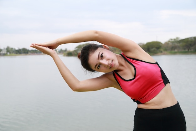 Joven mujer haciendo ejercicio de yoga