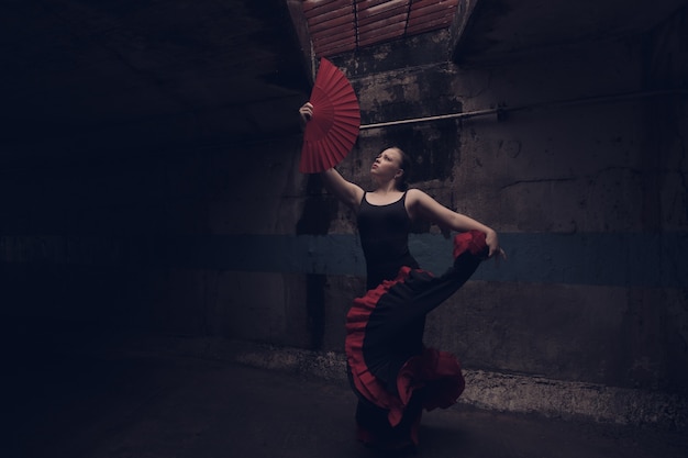 Joven mujer hermosa bailando flamenco