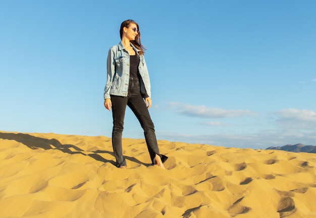 Joven mujer hermosa entre el desierto Barkhan Sarykum en tiempo de otoñoRepública de Daguestanooctubre de 2022