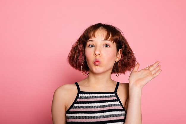 Joven mujer hermosa feliz con anteojos posando