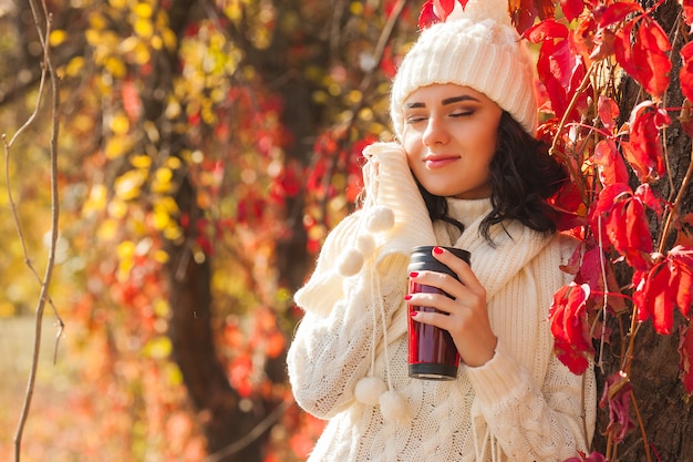 Joven mujer hermosa en otoño. Retrato de joven atractiva al aire libre