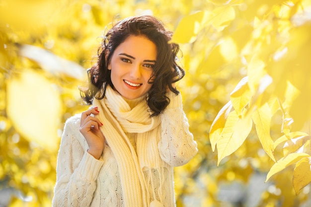 Joven mujer hermosa en otoño. Retrato de joven atractiva al aire libre