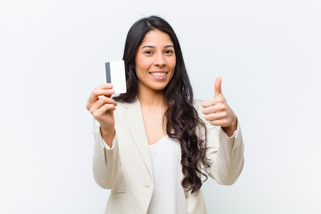 Joven mujer hispana bonita con una tarjeta de crédito