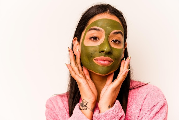 joven, mujer hispana, llevando, máscara facial, aislado, blanco, plano de fondo