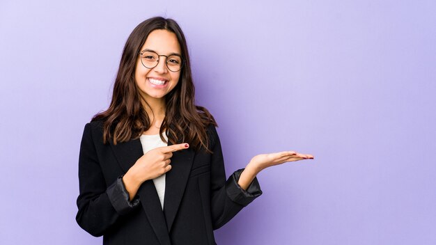 Joven mujer hispana de raza mixta