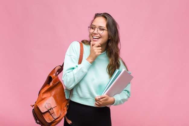 Joven, mujer hispana, sonriente