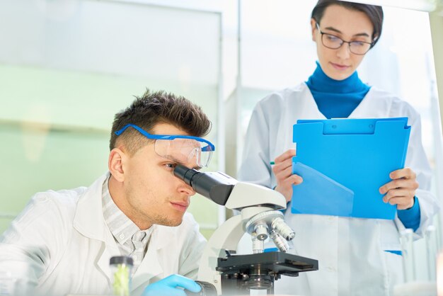 Joven mujer y hombre trabajando en un laboratorio