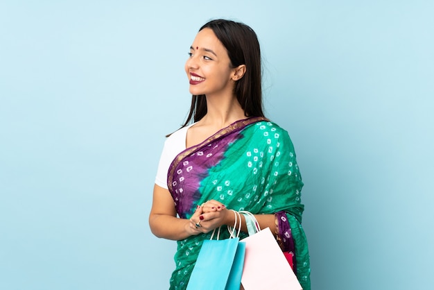 Joven, mujer india, con, bolsas de compras, mirar lateral