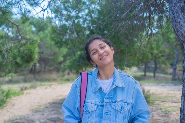 Foto joven, mujer india, feliz, campo