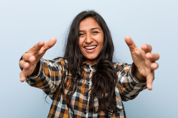 Joven mujer India fresca se siente segura dando un abrazo.