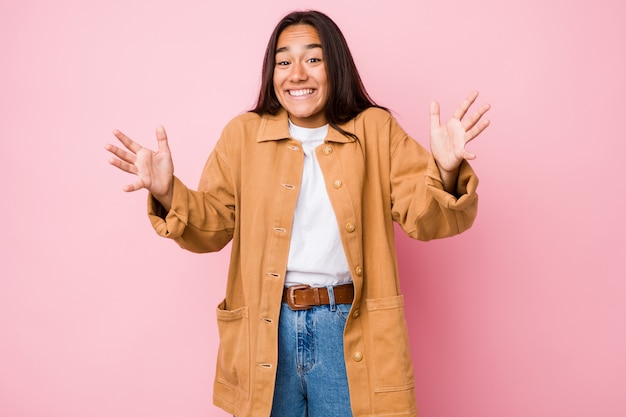 Joven mujer india de raza mixta aislada celebrando una victoria o éxito, está sorprendido y conmocionado.