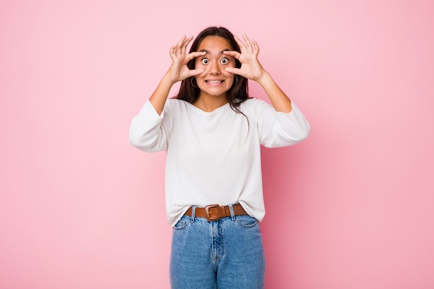 Joven mujer india de raza mixta manteniendo los ojos abiertos para encontrar una oportunidad de éxito.