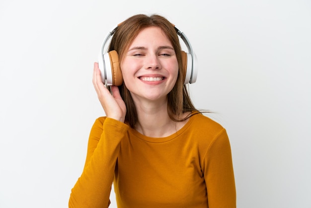 Joven mujer inglesa aislada sobre fondo blanco escuchando música