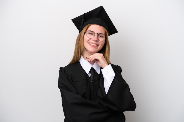 Joven mujer inglesa graduada universitaria aislada de fondo blanco con gafas y sonriendo