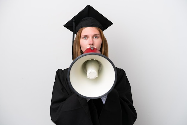 Joven mujer inglesa graduada universitaria aislada de fondo blanco gritando a través de un megáfono