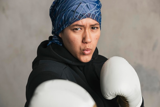 Joven, mujer islámica, llevando, un, bandana, mientras, boxeo