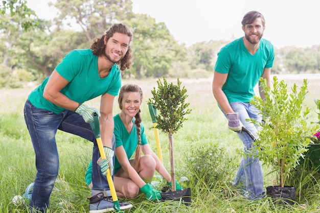 Joven mujer de jardinería para la comunidad