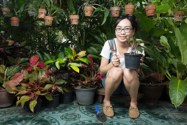 Joven mujer de jardinería en la naturaleza.