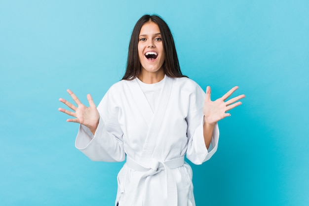 Joven mujer de karate celebrando una victoria o éxito