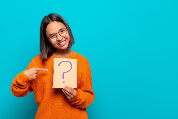 Joven, mujer latina, tenencia, signo de interrogación