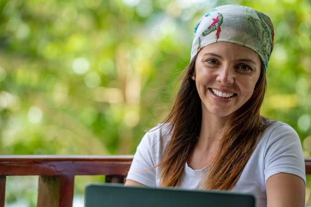 Joven mujer latinoamericana trabajando en su computadora portátil en un café al aire libre Panamá América Central