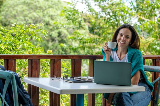 Joven mujer latinoamericana trabajando en su computadora portátil en un café al aire libre Panamá América Central