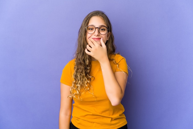 Joven mujer linda caucásica dudando entre dos opciones.