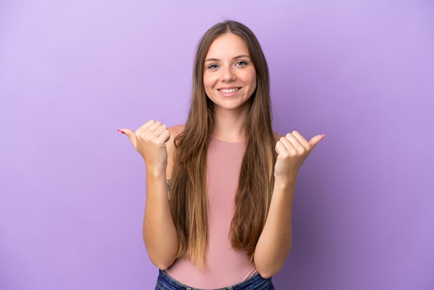 Joven mujer lituana aislada de fondo morado con gesto de aprobación y sonriendo