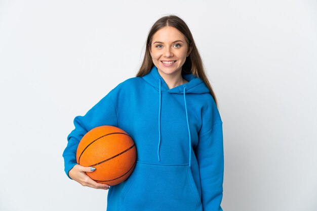 Joven mujer lituana aislada sobre fondo blanco jugando baloncesto