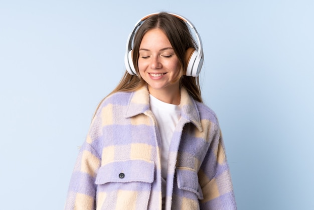 Joven mujer lituana en azul escuchando música