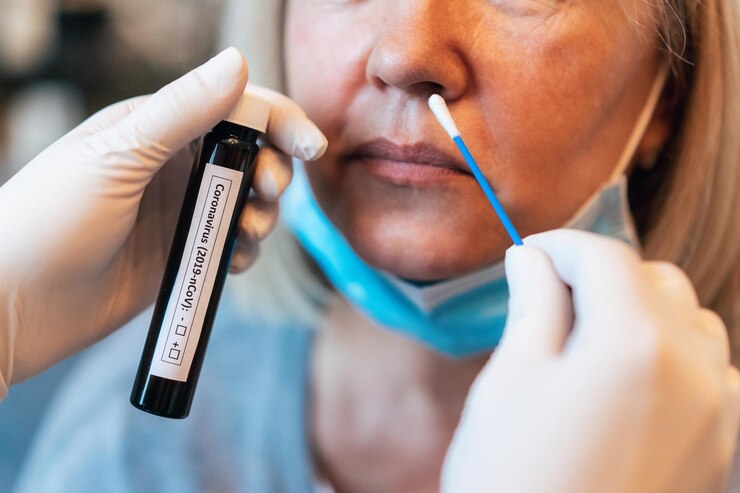 Foto joven mujer médica asiática mirando a la cámara sonriente mujer farmacéutica sosteniendo una píldora cuidado de la salud y concepto de prevención mano de cerca