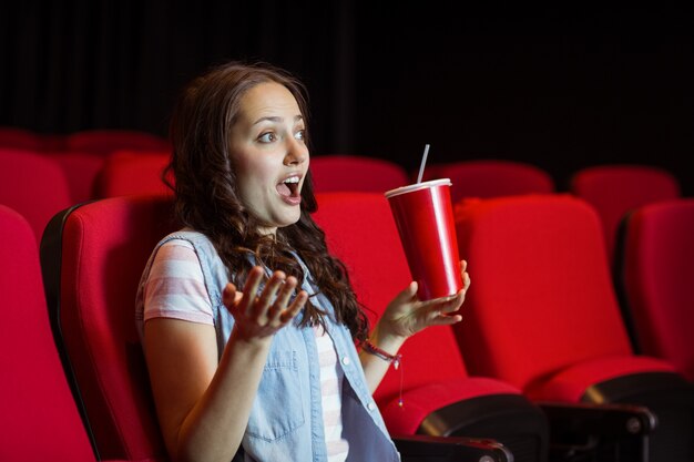 Joven mujer mirando una película