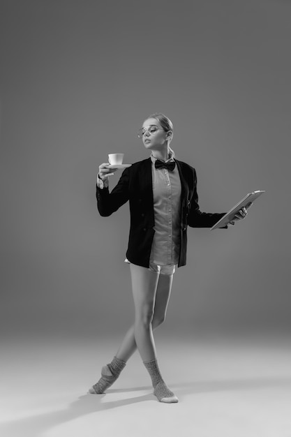 Joven mujer de moda y elegante con chaqueta y calcetines trabajando desde casa.