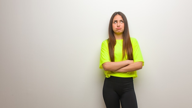 Joven mujer moderna cansada y aburrida