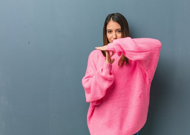 Foto joven mujer moderna haciendo un gesto de tiempo de espera