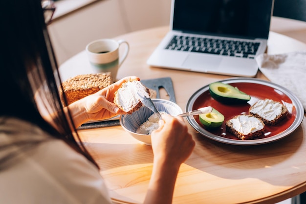 Foto la joven mujer moderna que se cuida a sí misma hace un desayuno saludable