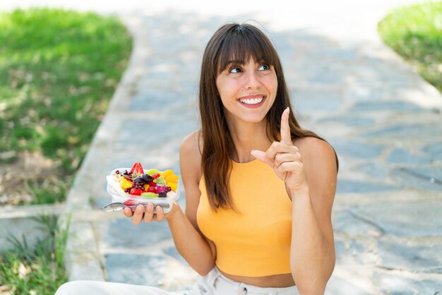 Foto joven mujer morena al aire libre