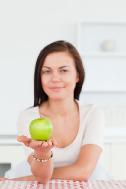 Joven mujer mostrando una manzana