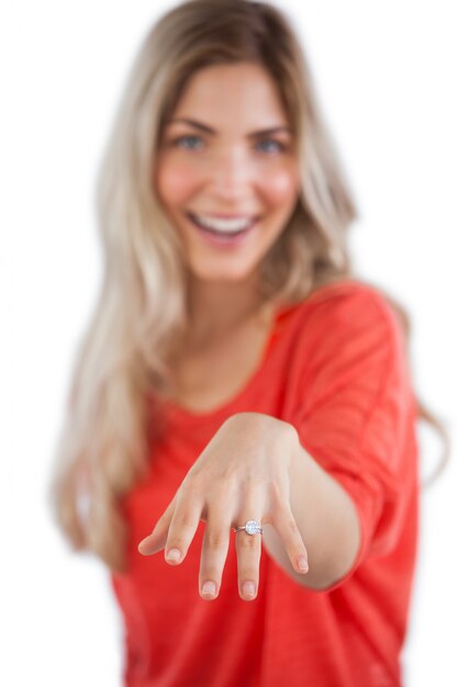 Foto joven mujer mostrando su anillo de compromiso