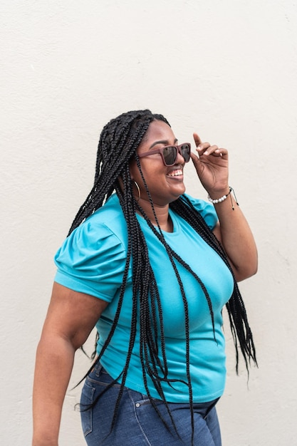 Joven mujer multirracial con trenzas