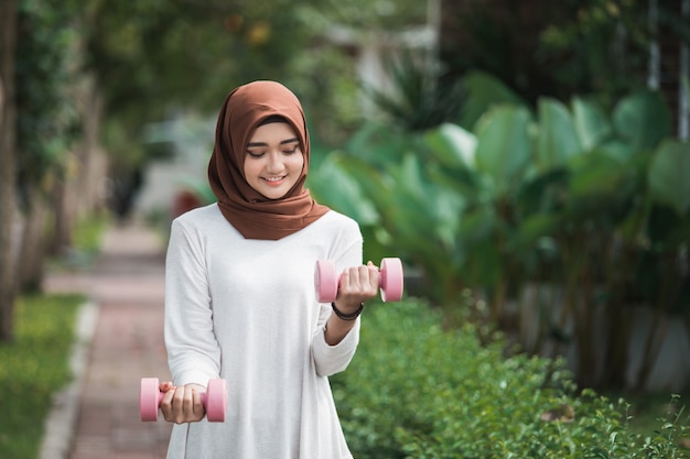 Joven mujer musulmana asiática ejercicio al aire libre